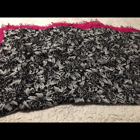A pink and Black scarf - Picture 3 of 4